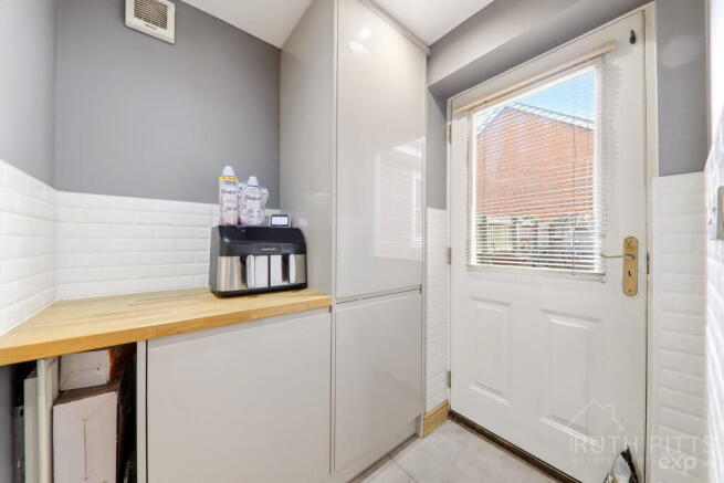 4 bed Detached for sale Image 8