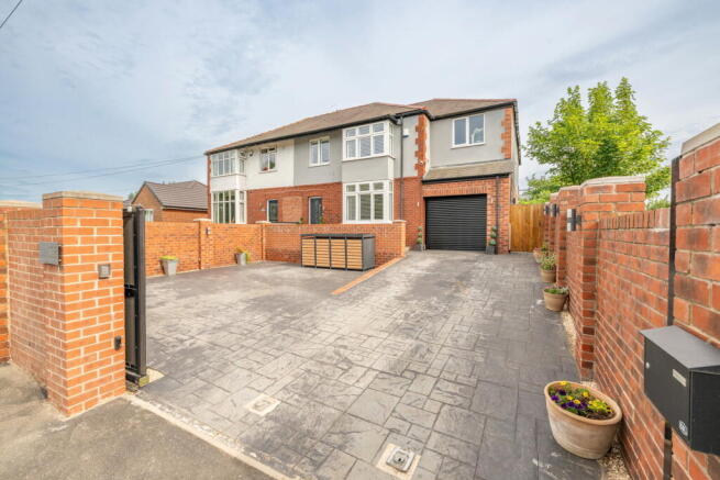 5 bed Semi-Detached for sale Image 4