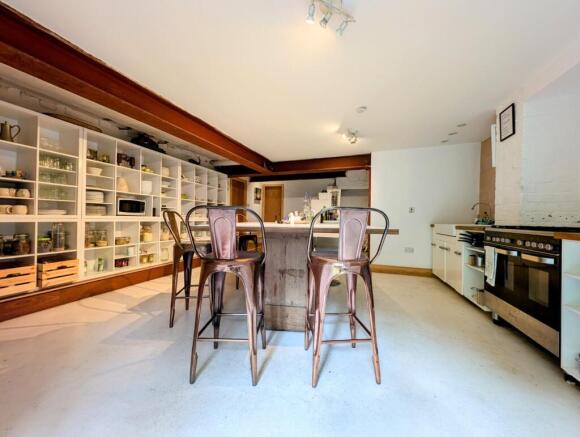 5 bed Semi-Detached to rent Image 12