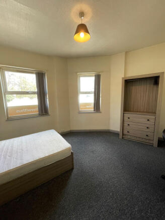 4 bed House to rent Image 4