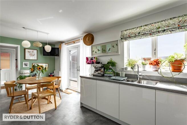 4 bed Detached for sale Image 4