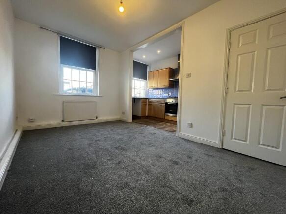 2 bed Ground Flat to rent Image 4