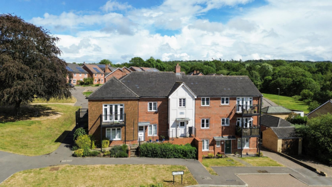 2-bed flat on Allamand Close, Church Crookham, Fleet, £250,000