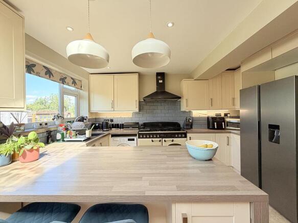 4 bed Semi-Detached for sale Image 10