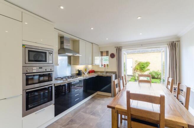 4 bed House for sale Image 5