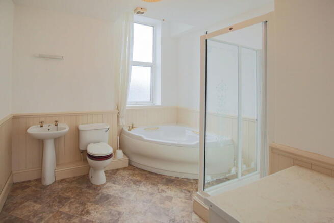 3 bed Apartment for sale Image 9