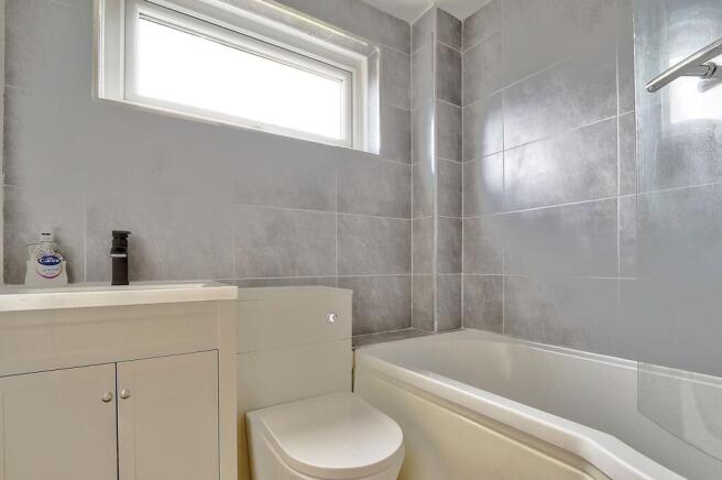 4 bed Semi-Detached to rent Image 5