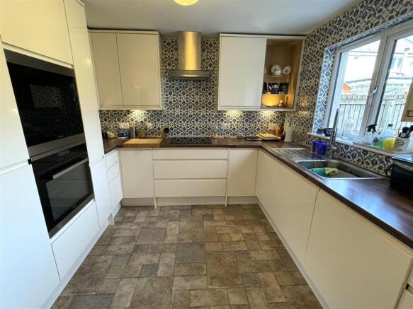 KITCHEN .JPG