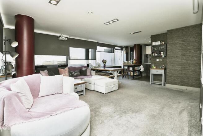 Lounge/Dining Room