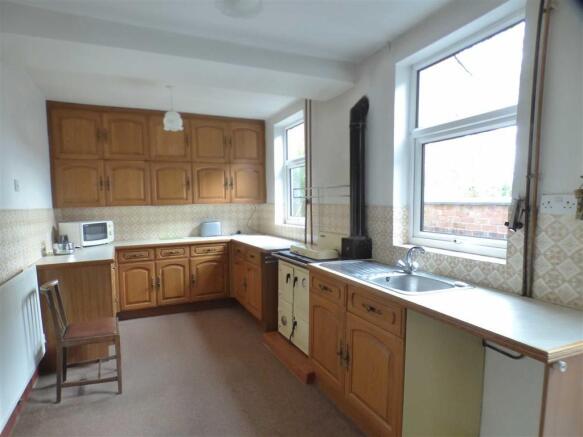 SPACIOUS DINING KITC