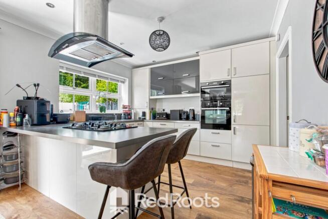 5 bed Detached for sale Image 5