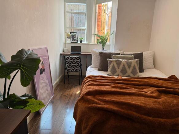 6 bed Apartment to rent Image 9
