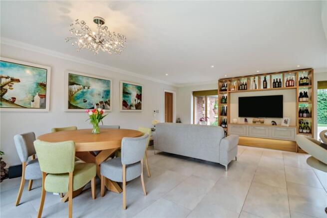 5 bed Detached for sale Image 8