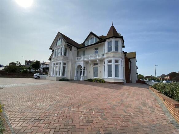 Stunning period property with a large driveway...