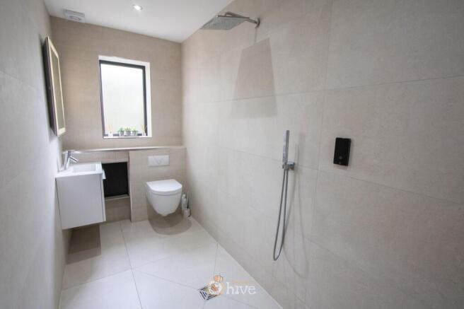 5 bed Detached for sale Image 11