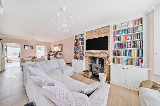 Cassiobridge Road - Lounge.jpg