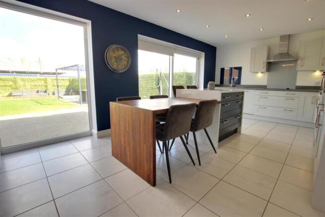 4 bed Detached for sale Image 4
