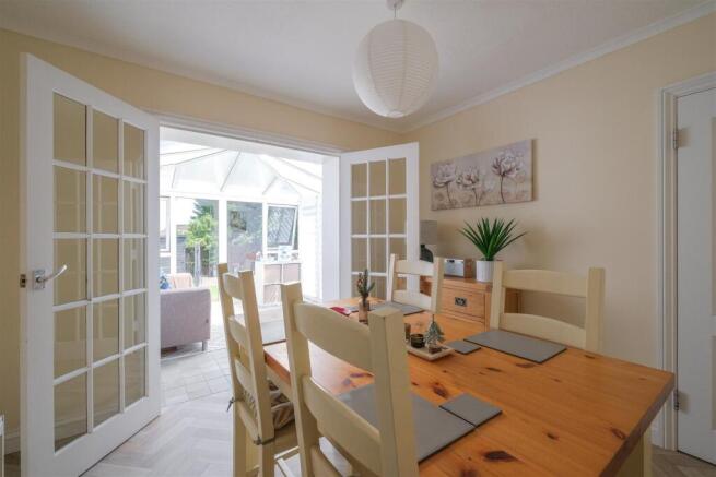 4 bed Semi-Detached for sale Image 10