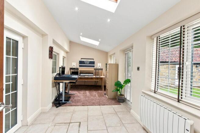 3 bed Semi-Detached for sale Image 10