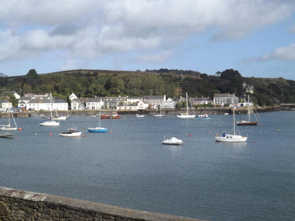 Gorgeous views over the harbour and beyond, on toward flushing. A beautiful place to watch the boats pass after a stroll through town or a swim in the sea
