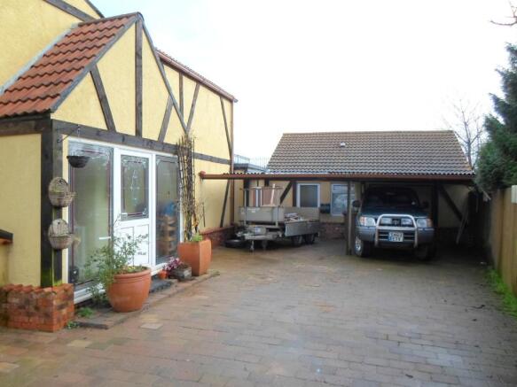 Garage / Car Port