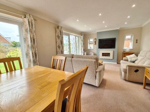 LOUNGE WITH DINING AREA
