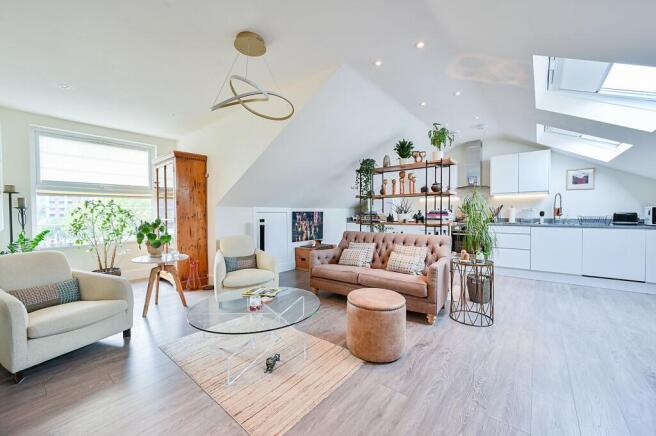 3-bed flat on Manor Vale, Brentford, BRENTFORD, TW8, £485,000