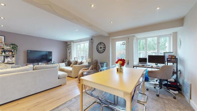 KITCHEN/DINING ROOM