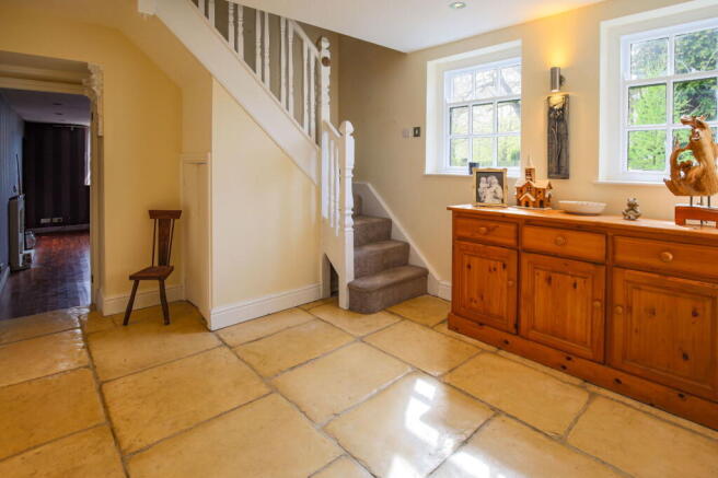 5 bed Detached for sale Image 8
