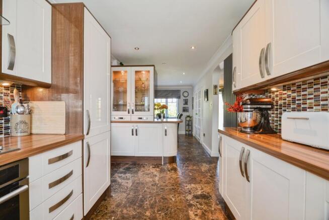 4 bed Detached for sale Image 5