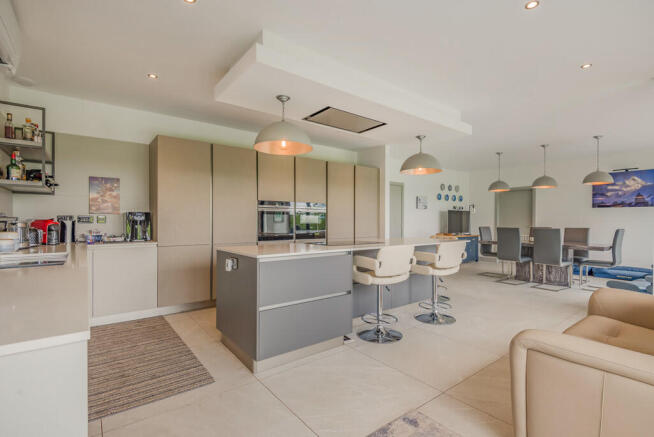 8690772-interior2...