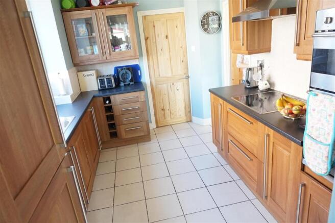 MODERN FITTED KITCHE