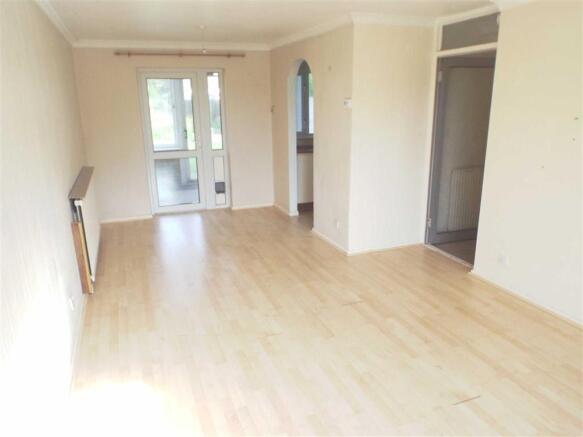 LIVING ROOM: