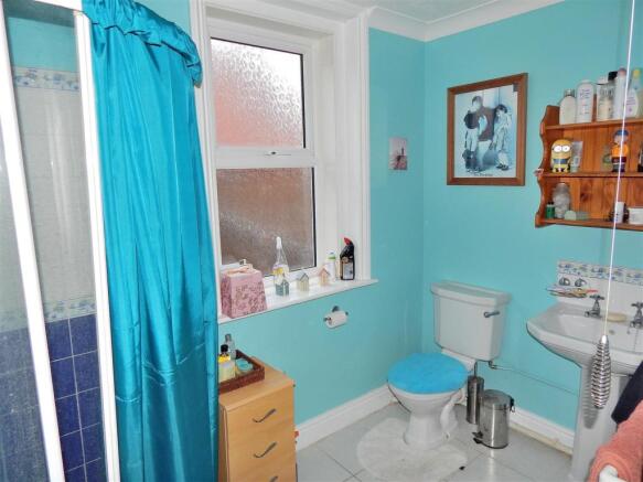 SHOWER ROOM.JPG