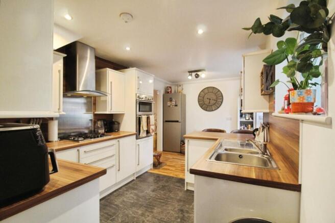 4 bed Semi-Detached for sale Image 4