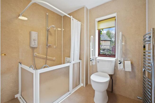 EN-SUITE SHOWER ROOM