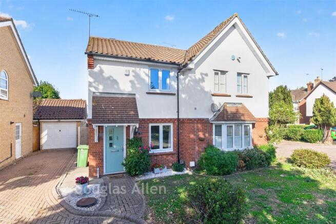 2-bed semi-detached on Carlyle Gardens, Wickford, Essex, £325,000