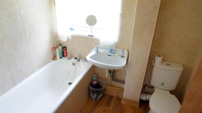 FIRST FLOOR FAMILY BATHROOM