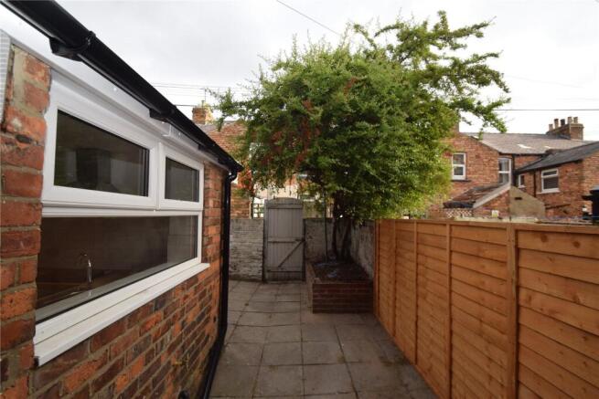 3 bed Terraced to rent Image 9
