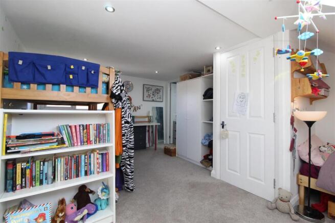 4 bed Semi-Detached to rent Image 10