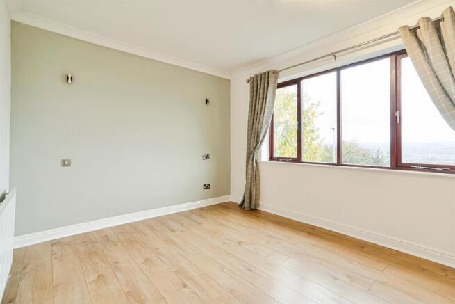5 bed Detached for sale Image 10
