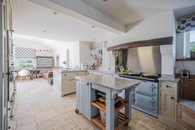 5 bed Detached for sale Image 7