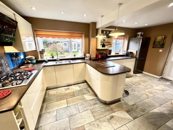 KITCHEN/BREAKFAST
