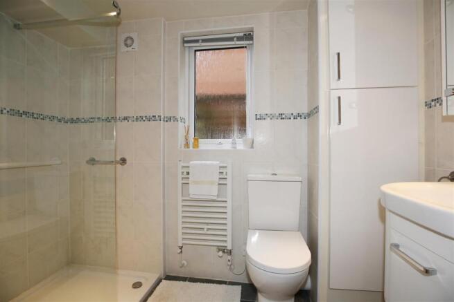APARTMENT EN SUITE SHOWER ROOM