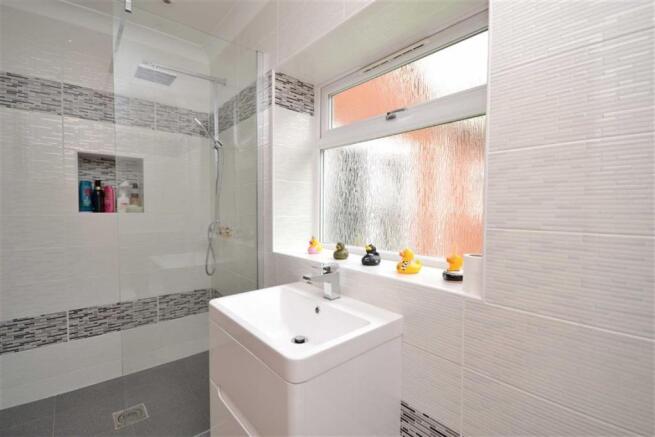 MASTER EN-SUITE BATHROOM
