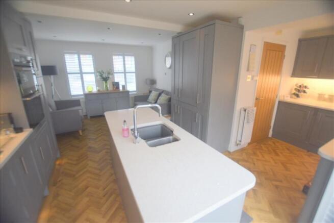KITCHEN / SITTING ROOM