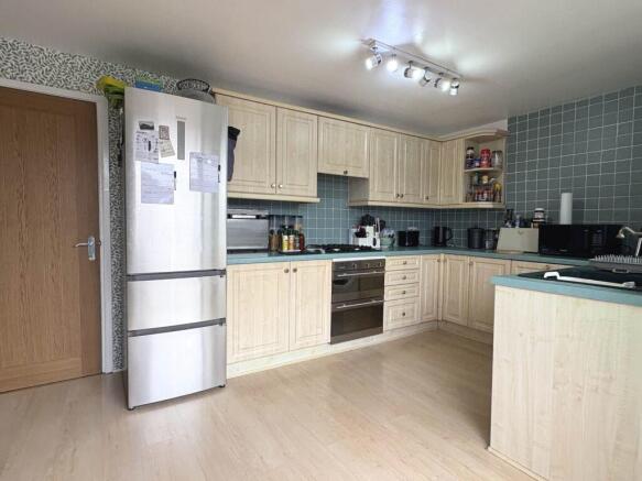 3 bed Semi-Detached for sale Image 6