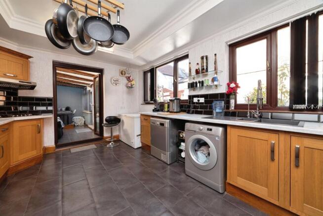 3 bed Terraced for sale Image 8