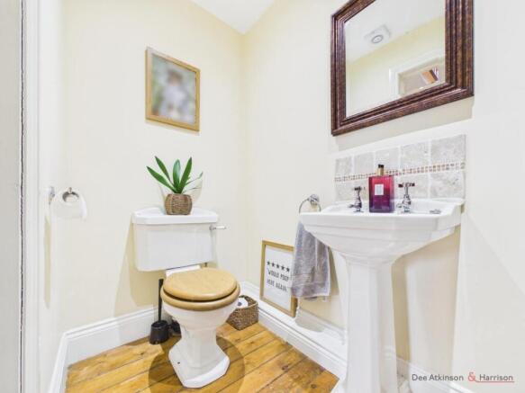 5 bed Detached for sale Image 12