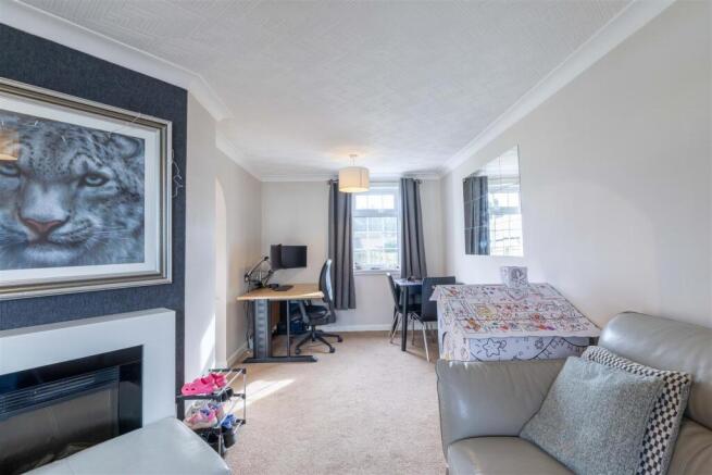 1, Strathearn Terrace Aberuthven-17.jpg